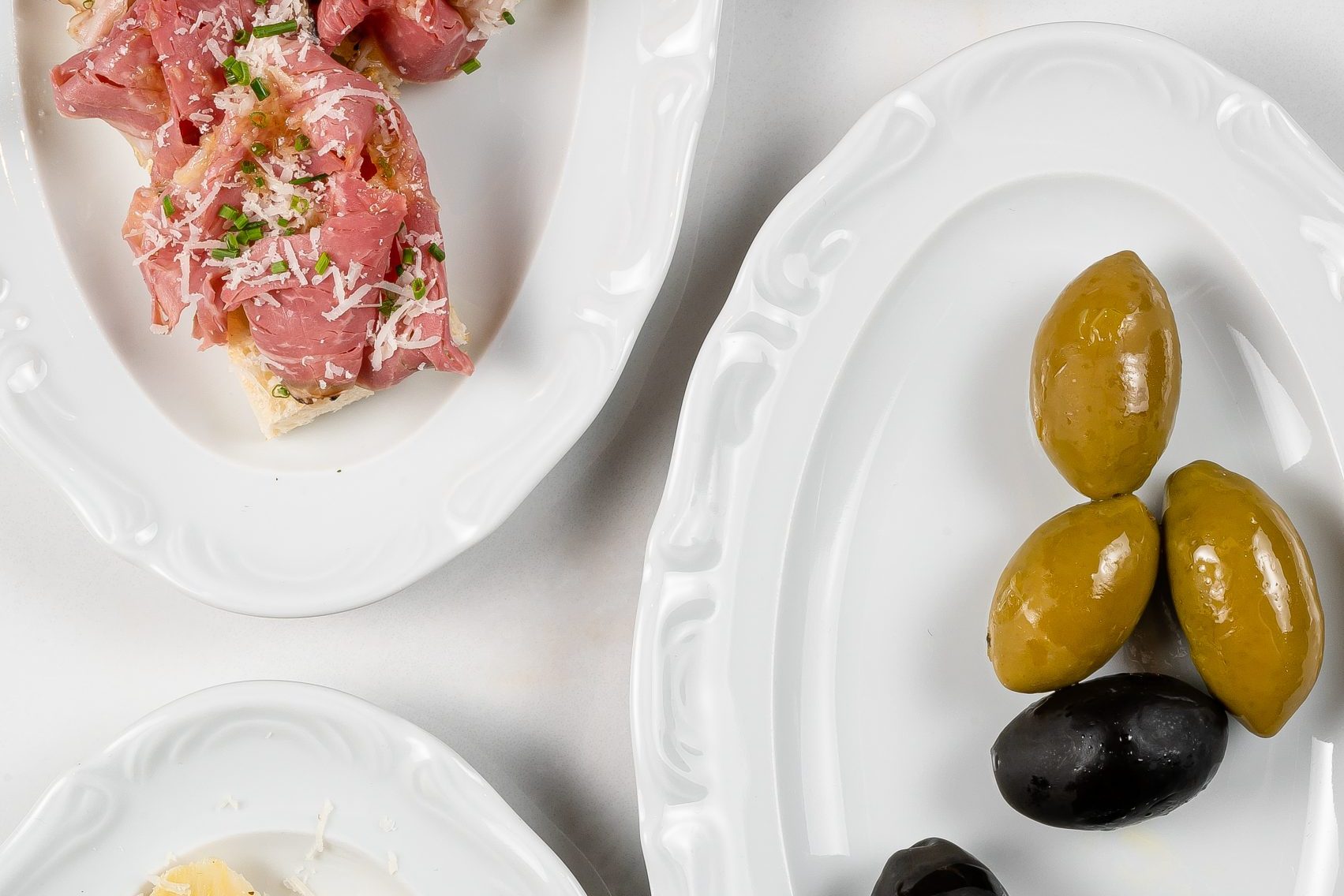 Ассорти закусок в подарок при бронировании от 4-ех персон и сумме чека от 10 000р на стол.